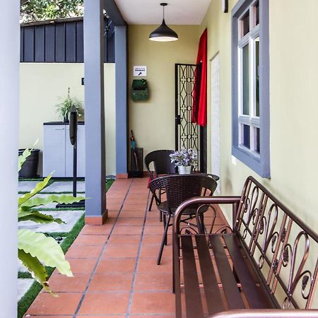 Explore 5Br Gardenhouse Retreats Butterworth Exterior foto